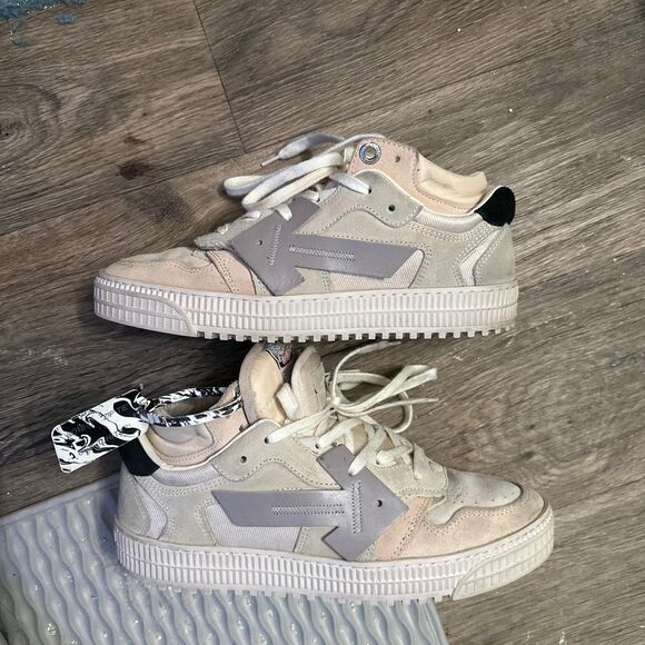 Off White Floating Arrow Low - Picture 2 of 8